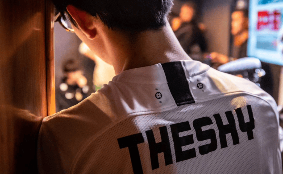 资讯活久见！世界赛首次！决赛圈打包拼药，成功吃鸡！